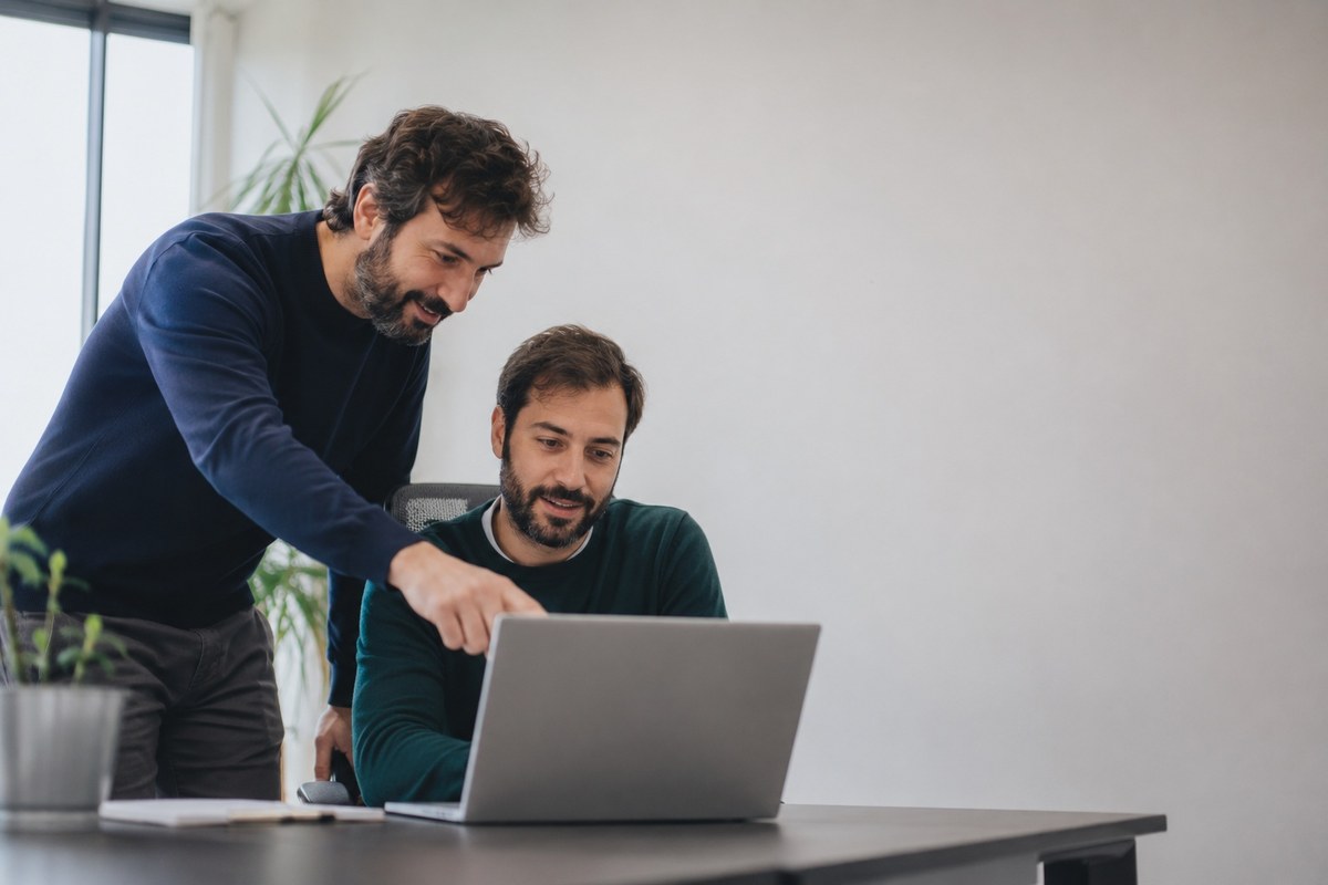 Referente interno che supporta un collega nell'uso quotidiano del CRM